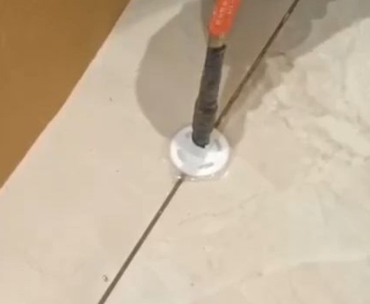 朝天瓷砖空鼓维修公司专业解答瓷砖在铺贴过程中，如果没有涂抹均匀到位的粘结材料（如水泥砂浆或瓷砖胶），可能会导致以下问题