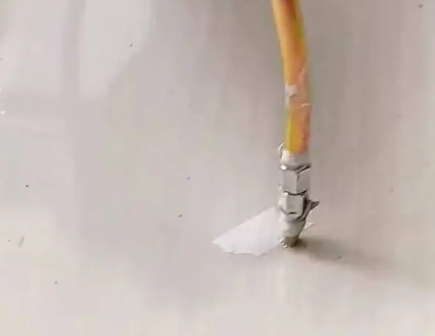 朝天瓷砖空鼓维修公司专业解答在瓷砖铺贴过程中，如果使用的砂料过粗（如全部使用了粗砂），可能会导致以下问题
